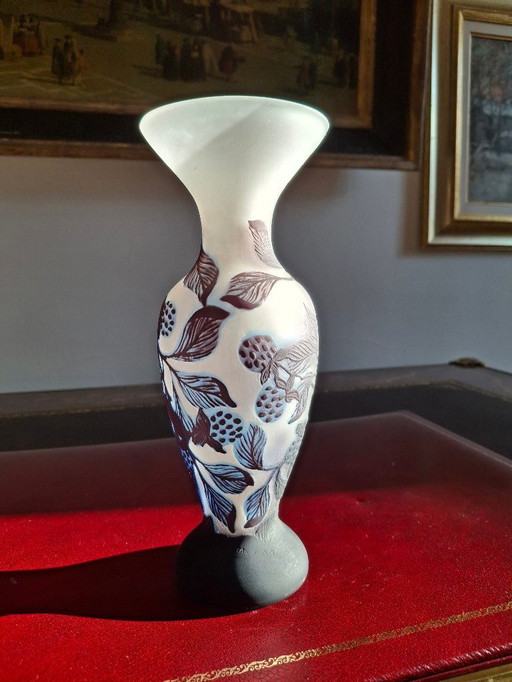 Vaso in vetro multistrato inciso all'acido, firmato, altezza 25,2 cm, tonalità viola/ melanzana