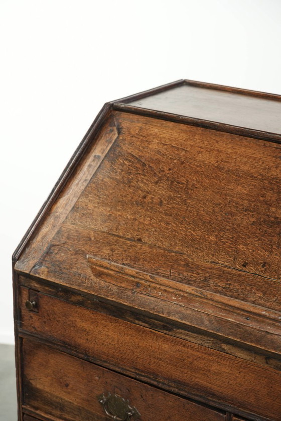 Image 1 of Prachtig antieke Engelse eikenhouten secretaire uit begin 18e eeuw met een mooi, sierlijk en elegant gebogen interieur