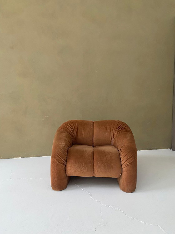 Image 1 of Fauteuil italien vintage moelleux en tissu velours orange terracotta