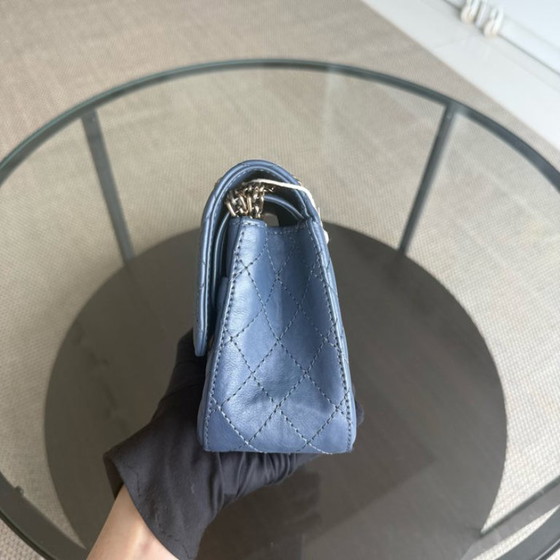Image 1 of Chanel 2.55 Reissue 225 - 24 cm Caviar trapuntato blu con finiture dorate Serie 23