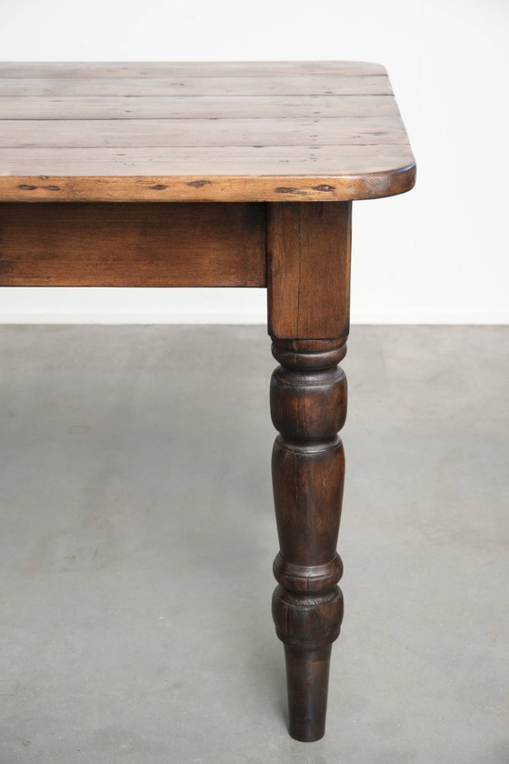 Image 1 of Large antique 19th-century English farmhouse dining table for 8 to 10 people, made of pinewood with a timeless appearance.