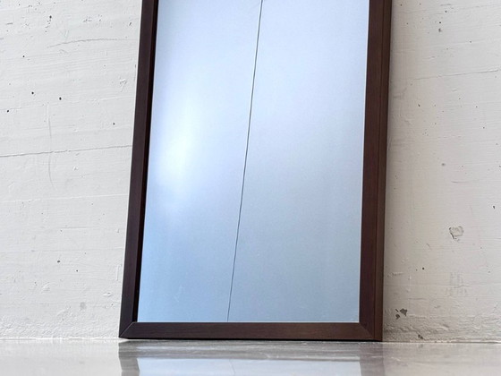 Image 1 of Espejo de pared de alta calidad con marco de madera marrón oscuro.