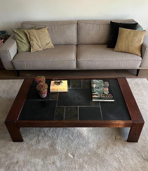 Table basse brutaliste en pierre naturelle wengé, style vintage années 70