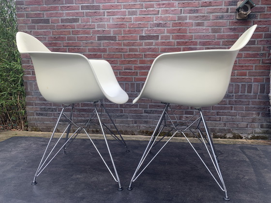 Image 1 of 2 x Fauteuil Vitra Eames en plastique DAR