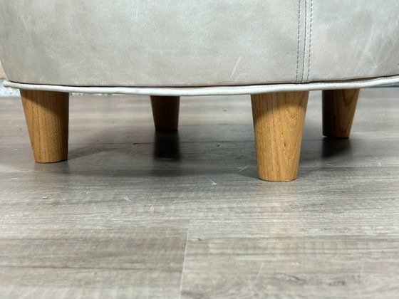 Image 1 of pouf in pelle color tortora