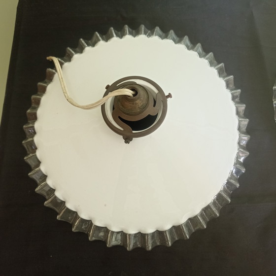 Splendido e raro set di 3 autentici paralumi francesi in opale con bordo dentellato (collerette) modellato a (photo 5 of 9)