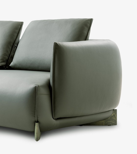 Image 1 of Modello di divano Leolux Naila in esposizione nella foresta Senso