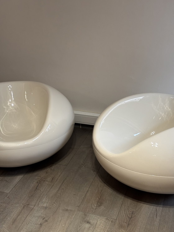 Image 1 of Set of two Pastil armchairs in white – Design icons by Eero Aarnio (1967)