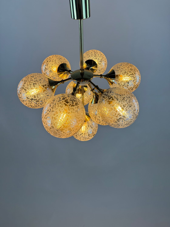 Image 1 of Superbe lustre en laiton et verre ambré des années 1970 - L'élégance de l'ère spatiale