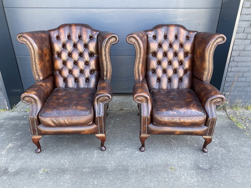 Twee prachtige Engelse Chesterfield oorfauteuils + voetenbank bruin leer 