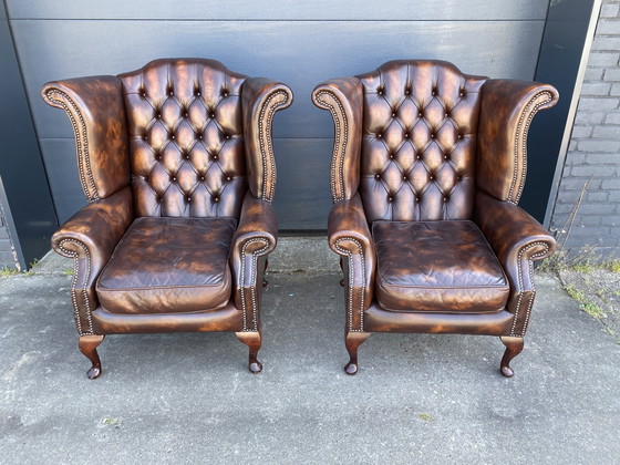 Image 1 of Twee prachtige Engelse Chesterfield oorfauteuils + voetenbank bruin leer 