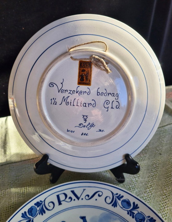 Image 1 of Authentiek Koninklijk Delft  blauwe borden - De Porceleyne Fles - RVS verzekeringen herdenking. 