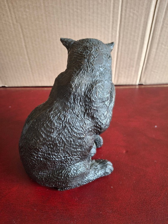 Image 1 of Escultura de bronce de un gatito jugando con la cola de un gato.