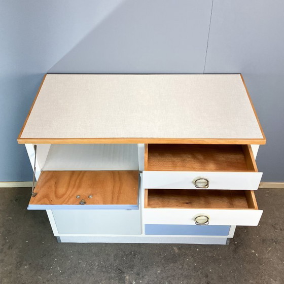 Image 1 of Keukenkastjes, pastelblauw en lichtgrijs, jaren 60, meubilair uit het midden van de vorige eeuw