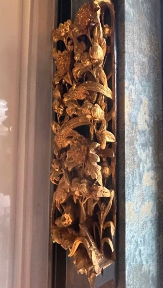 Image 1 of Haut-relief chinois en bois sculpté et doré – Décor d’oiseaux et fleurs – Art asiatique XXe siècle