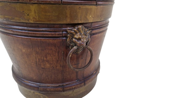 Image 1 of Jardinera antigua de caoba | Maceta con anillo de león victoriano de latón, hacia 1850