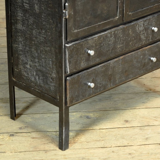 Antique industrial metal display cabinet, circa 1920 – Glass, Vintage (photo 6 of 13)