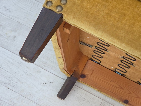 Image 1 of Fauteuil danois des années 1960, velours d'ameublement jaune miel, état d'origine.