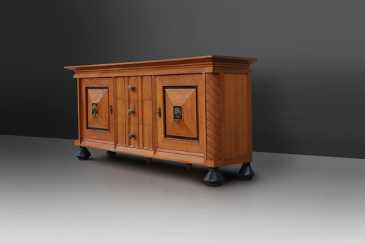 Art Deco brutalistisches belgisches Sideboard aus massiver Eiche und Messingdetails