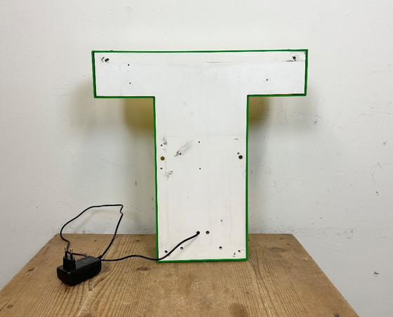 Image 1 of Lettre T lumineuse jaune vintage, années 1970