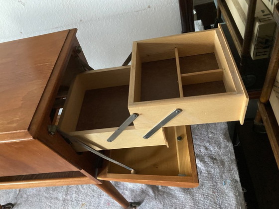 Image 1 of Vintage naaikar uit de jaren 60 - naaitafel - naaikast - op wielen - 3520 - Erzgebirge