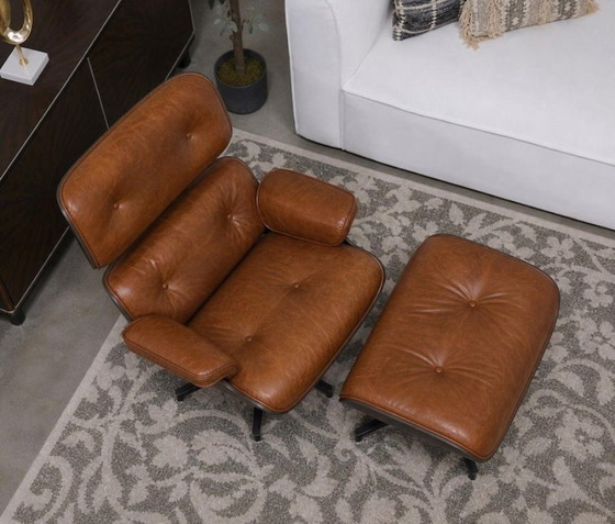 Image 1 of Moderner Lounge-Sessel aus Holz und Leder mit passendem Hocker – Premium-Leder in Braun, Walnussholz