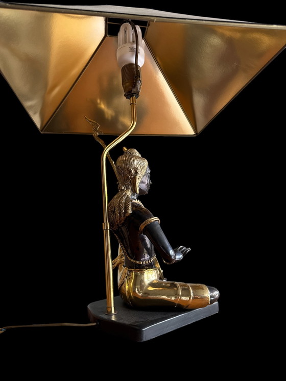 Image 1 of Bronzestatuenlampe im Stil der Mitte des 20. Jahrhunderts mit goldfarbenem Schirm