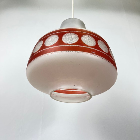 Image 1 of Vintage glazen hanglamp, rode band, jaren 60/70 MCM