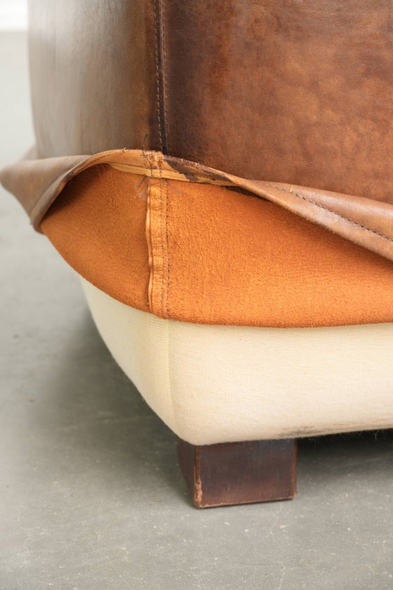 Einzigartiger und großer Design-Hocker/Fußhocker aus Schafsleder mit einer sehr schönen Patina und (photo 11 of 11)