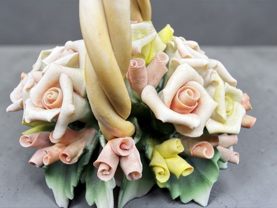 Image 1 of Capodimonte – Cestino di Rose Alta Manifattura, Porcellana Modellata a Mano, Miniatura d'Arte 10,5cm, Made in Italy