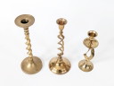 Set di 3 portacandele vintage in ottone di metà secolo, spaiati, con dettagli a torsione e a torsione.