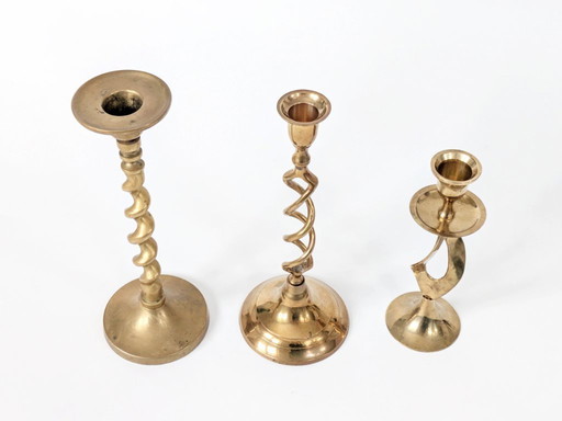 Set van 3 vintage messing kandelaars uit het midden van de 20e eeuw, verschillend van vorm met gedraaide en torsade-details.