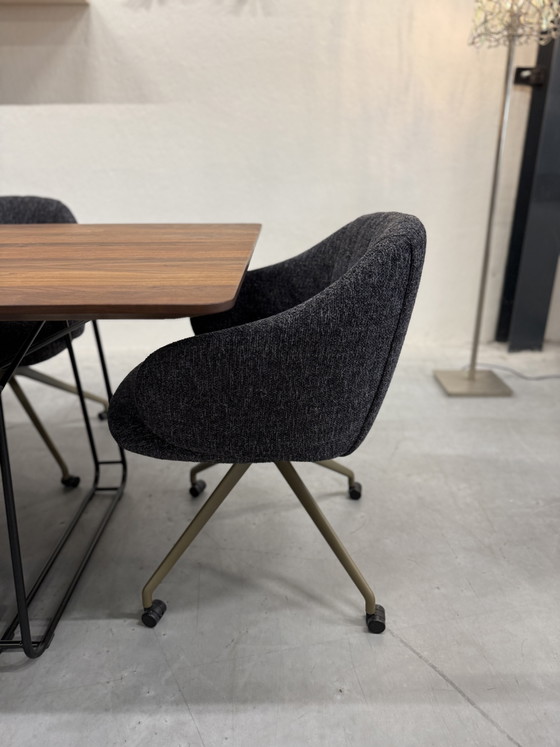 Image 1 of 4 Leolux Baani Twist Esszimmerstühle, Stoffbezug Moos
