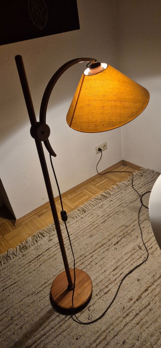 Image 1 of Schöne Teak - Stehlampe in wunderbarem dänischem, skandinavischen Design. Hersteller Domus in den 60er/70er Jahren. Ausführung G