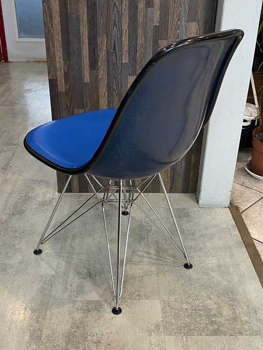 Silla vintage Eames Herman Miller de vinilo azul y fibra de vidrio (años 50, 60 y 70).