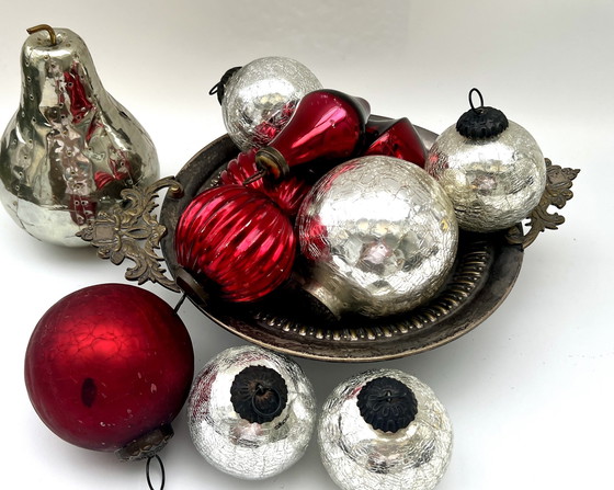 Image 1 of 1. Vintage glazen kerstballenset in rood en zilver