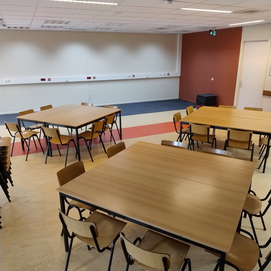 Komplette Kantinen-/Konferenzraumausstattung – Gemütliches Ambiente – 36 Stühle und 6 Tische (photo 11 of 11)