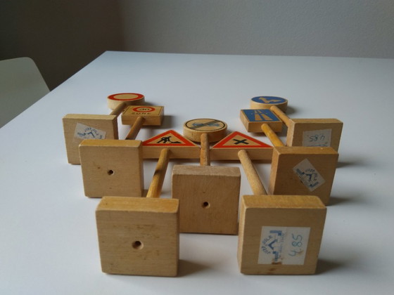 Image 1 of 7 panneaux de signalisation miniatures en bois de hêtre vintage