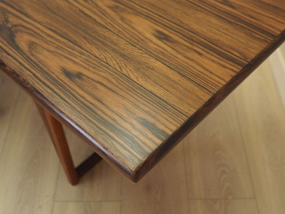 Mesa de centro danesa de palisandro con estante, diseño moderno escandinavo de la década de 1960. (photo 9 of 12)
