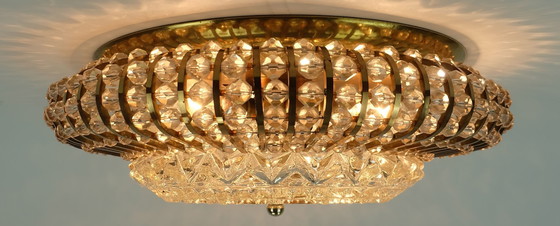 Image 1 of Lámpara de techo de mediados de siglo de la década de 1960, lámpara de techo de latón y vidrio, estilo Hollywood Regency.