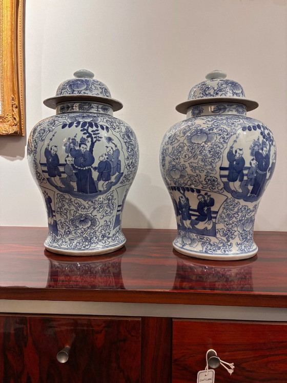 Een paar Chinese porseleinen vazen ​​met deksel in verschillende blauwtinten, met een apocrief Chenghua (photo 10 of 11)