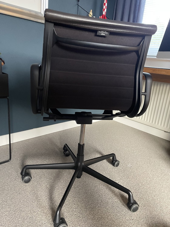 Image 1 of Vitra eames bureaustoel EA118