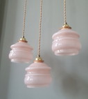 Ensemble de 3 suspensions françaises vintage - verre opalin rose pastel de style Art déco