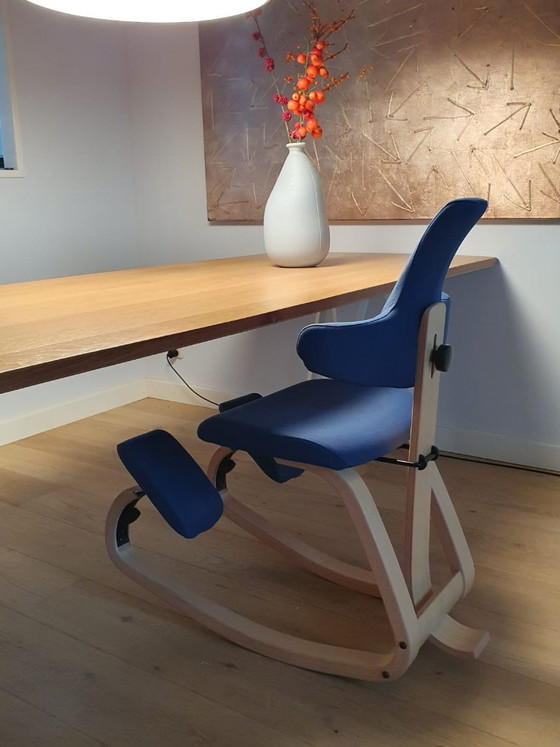Varier Thatsit Balans silla de rodillas, textil azul, Sillas de oficina, Madera, Scandinavian (foto 5 de 6)