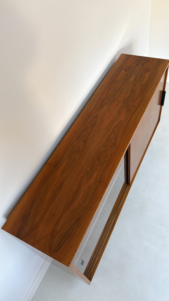 Image 1 of Credenza vintage in legno con ante scorrevoli