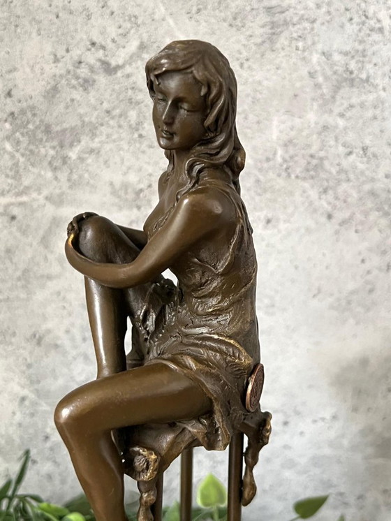 Image 1 of Donna in bronzo su sedia