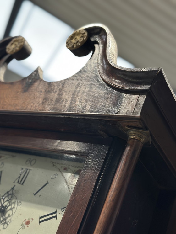 Image 1 of Horloge de parquet anglaise ancienne – R. Griffiths, Denbigh, fin XVIIIe / début XIXe siècle