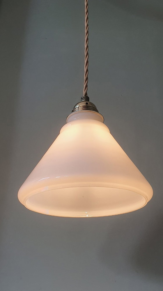 Image 1 of Lampada a sospensione vintage in vetro opalino bianco a forma di imbuto decorativo