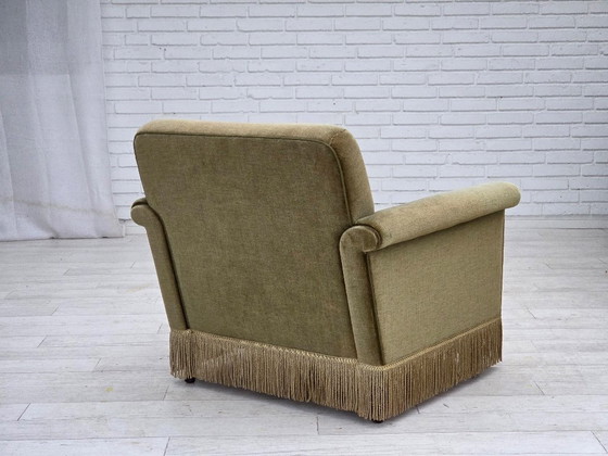 Image 1 of Dänischer Sessel aus den 1970er Jahren, originaler grüner Möbelveloursbezug, Beine aus Teakholz.