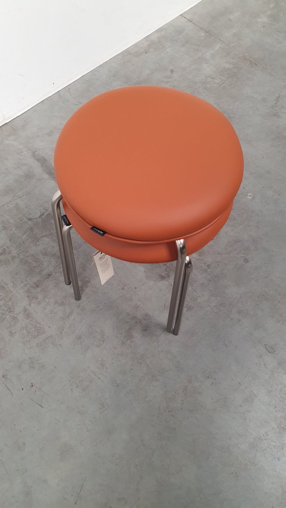 Image 1 of 2 taburetes apilables de bar Hübsch Design en color coñac/níquel marrón